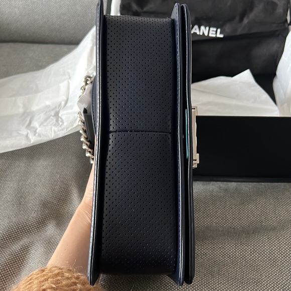 Chanel le boy dark navy with shiny silver hardware, medium size,smooth calfskin - Picture 4 of 16